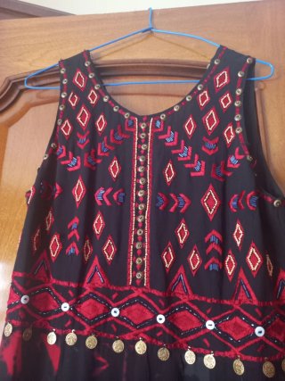 Vestido largo negro y rojo bordado