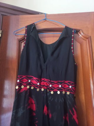 Vestido largo negro y rojo bordado