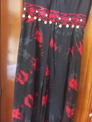 Vestido largo negro y rojo bordado