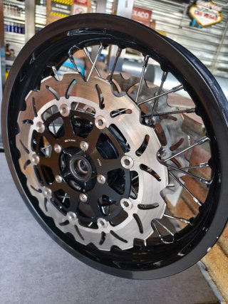 Llantas negras Triumph truxton 1200