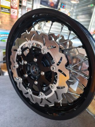 Llantas negras Triumph truxton 1200