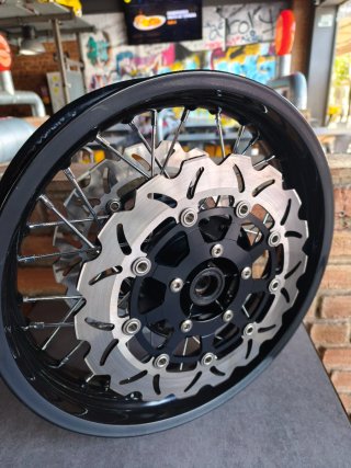 Llantas negras Triumph truxton 1200