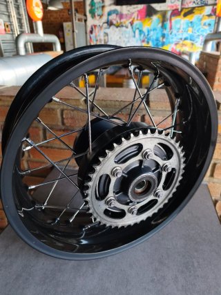 Llantas negras Triumph truxton 1200