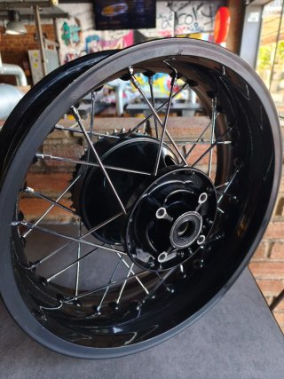 Llantas negras Triumph truxton 1200