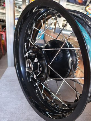 Llantas negras Triumph truxton 1200
