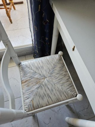 Mesa de cocina blanca de madera