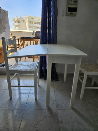 Mesa de cocina blanca de madera