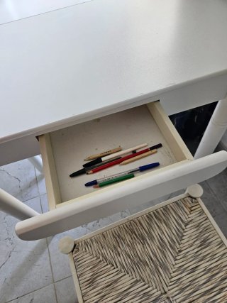 Mesa de cocina blanca de madera