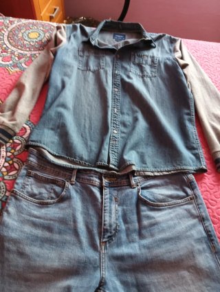 Conjunto de camisa vaquera y pantalón