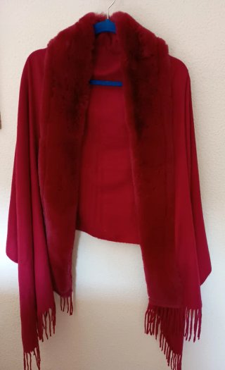 Chal de lana rojo con pelo