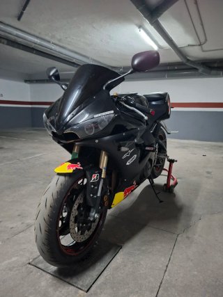 Yamaha R6 Negra Sportbike