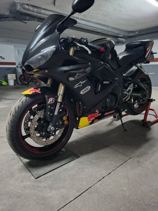 Yamaha R6 Negra Sportbike
