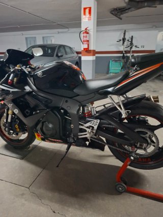 Yamaha R6 Negra Sportbike