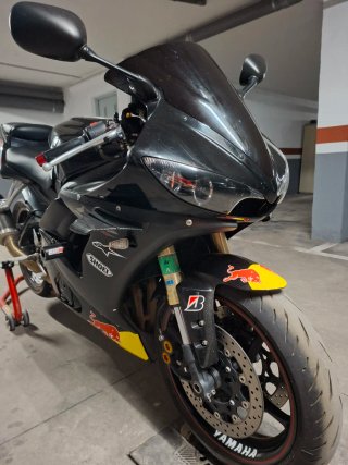 Yamaha R6 Negra Sportbike