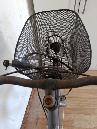 Bicicleta de paseo negra con cesta