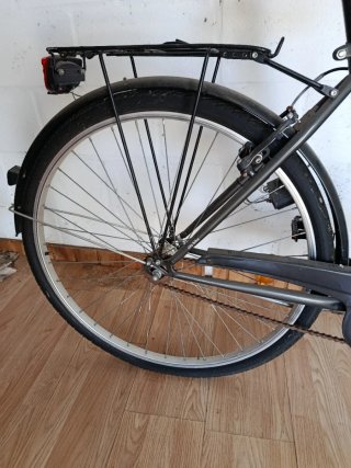 Bicicleta de paseo negra con cesta
