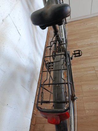 Bicicleta de paseo negra con cesta