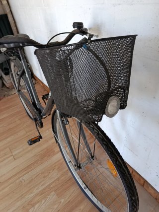Bicicleta de paseo negra con cesta