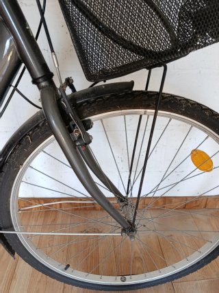 Bicicleta de paseo negra con cesta