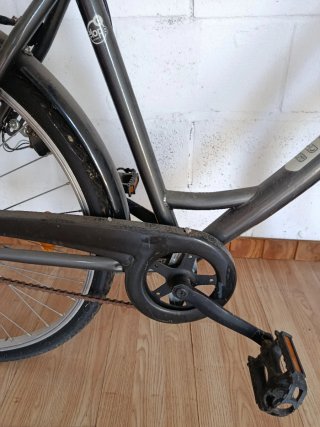 Bicicleta de paseo negra con cesta