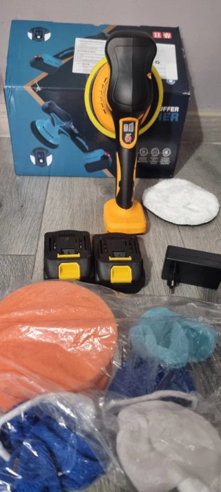 Pulidora de bateria con sus accesorios: varias esp