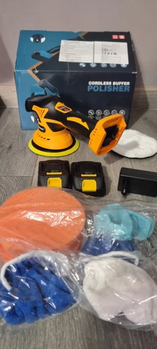Pulidora de bateria con sus accesorios: varias esp