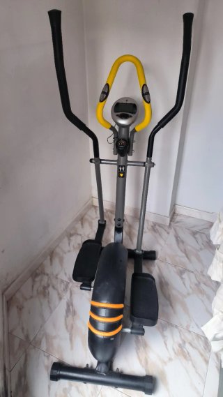 Bicicleta Elíptica Gris con Ajuste de Resistencia