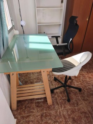 Mesa cristal y madera con borriquetas