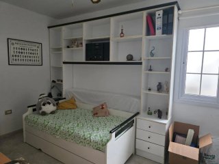Habitación juvenil con cama y estantería