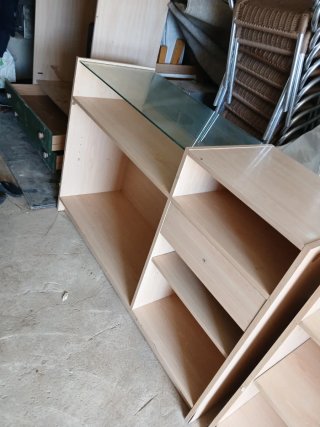 Mostrandores de madera y cristal