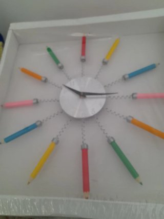Orologio da parete con matite colorate