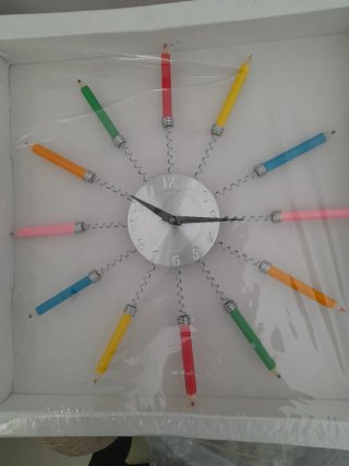 Orologio da parete con matite colorate