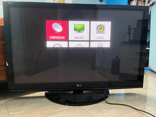 Televisor LG Negro 50” Solo se ve media pantalla.