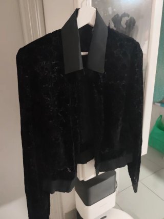 Camisa negra aterciopelada