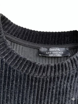 Vestido de terciopelo negro manga abullonada