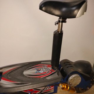 Patinete Eléctrico Azul con Asiento