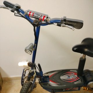Patinete Eléctrico Azul con Asiento