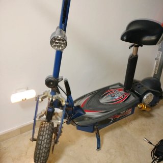 Patinete Eléctrico Azul con Asiento