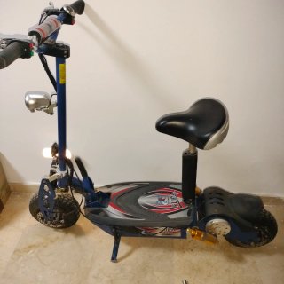 Patinete Eléctrico Azul con Asiento