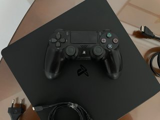 Consola Sony PS4 Negra + Mando y Cables