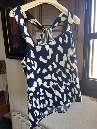 Blusa azul y blanca con cuello original