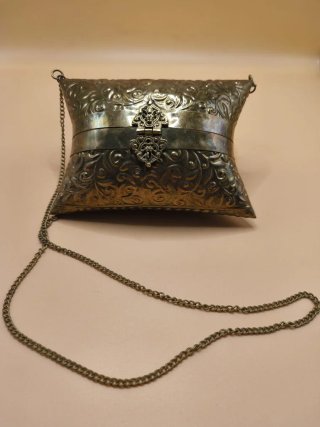 Bolso Vintage Rígido Dorado con Cadena. Mide 18 cm
