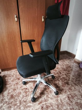 Silla de oficina ergonómica negra