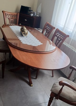 Mesa de comedor y 4 sillas y 2 sillones de madera