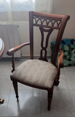 Mesa de comedor y 4 sillas y 2 sillones de madera