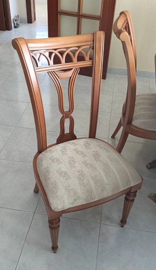 Mesa de comedor y 4 sillas y 2 sillones de madera