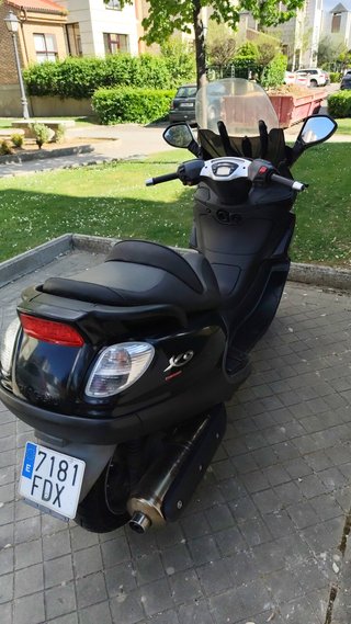 Maxi Scooter Negra en Buen Estado