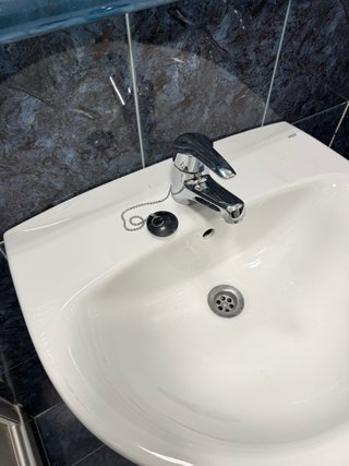 Lavabo de porcelana blanco.