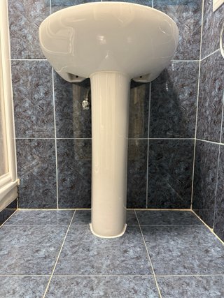 Lavabo de porcelana blanco.