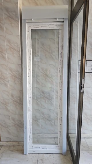 Ventana con cristal de cámara y persiana
